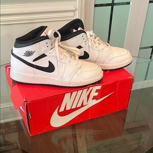 Like new! Nike Air Jordan hi top excellent condition